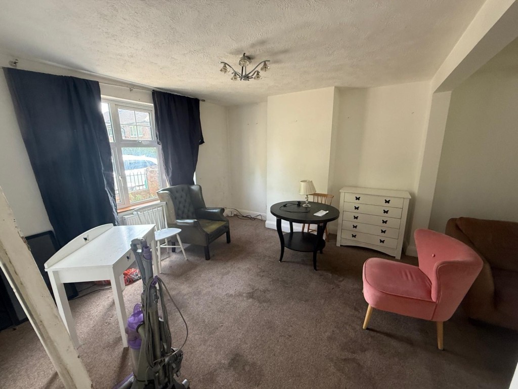 Lot: 31 - SEMI-DETACHED HOUSE FOR REFURBISHMENT IN POPULAR VILLAGE - Living room